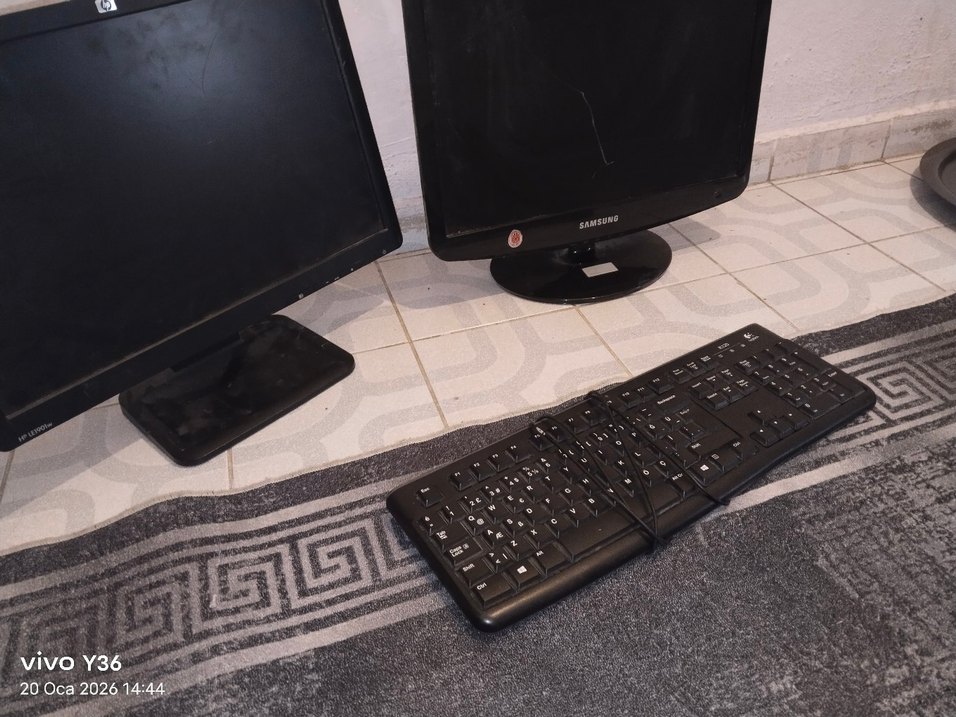 Siyah İki Adet Bilgisayar Monitörü - Görsel 2