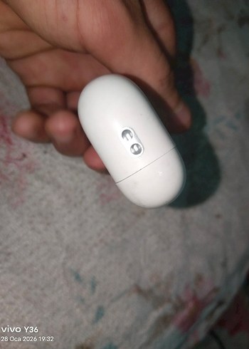 Beyaz Kablosuz Kulaklık ve Şarj Kutusu - Görsel 3