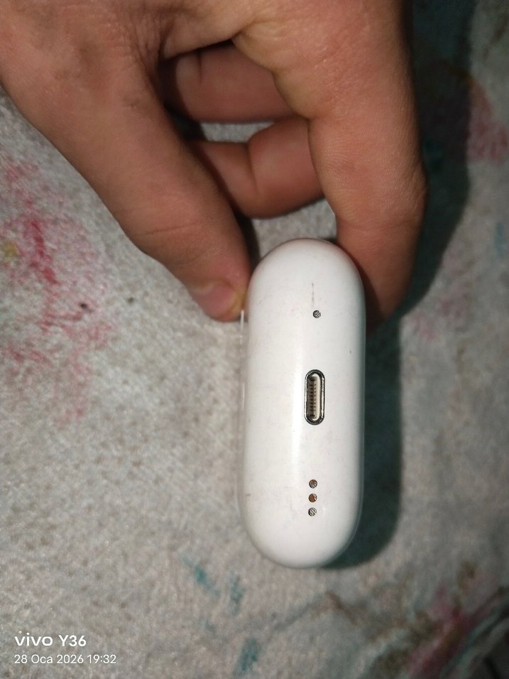 Beyaz Kablosuz Kulaklık ve Şarj Kutusu - Görsel 4