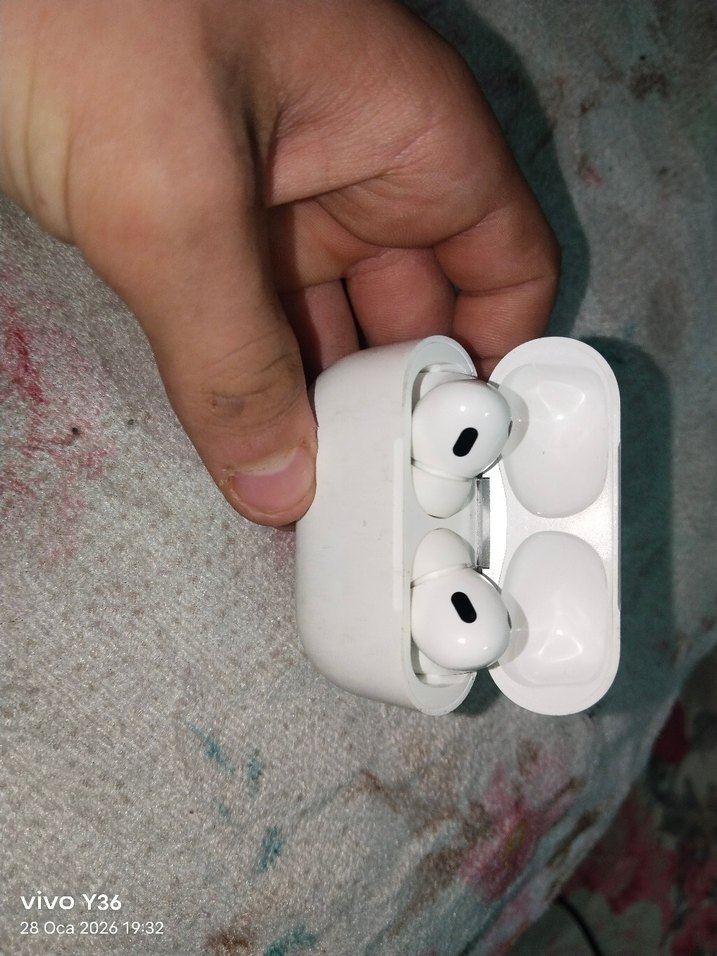 Beyaz Kablosuz Kulaklık ve Şarj Kutusu - Görsel 2