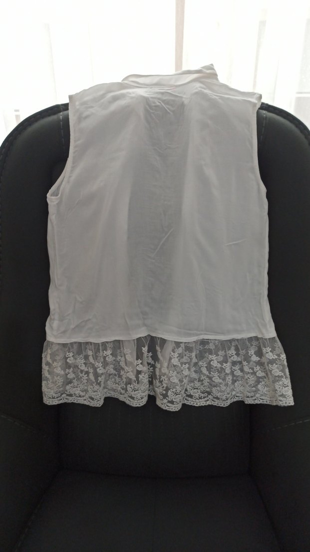 Düğmeli, Dantel Detaylı Beyaz Kolsuz çocuk Gömlek - Görsel 3