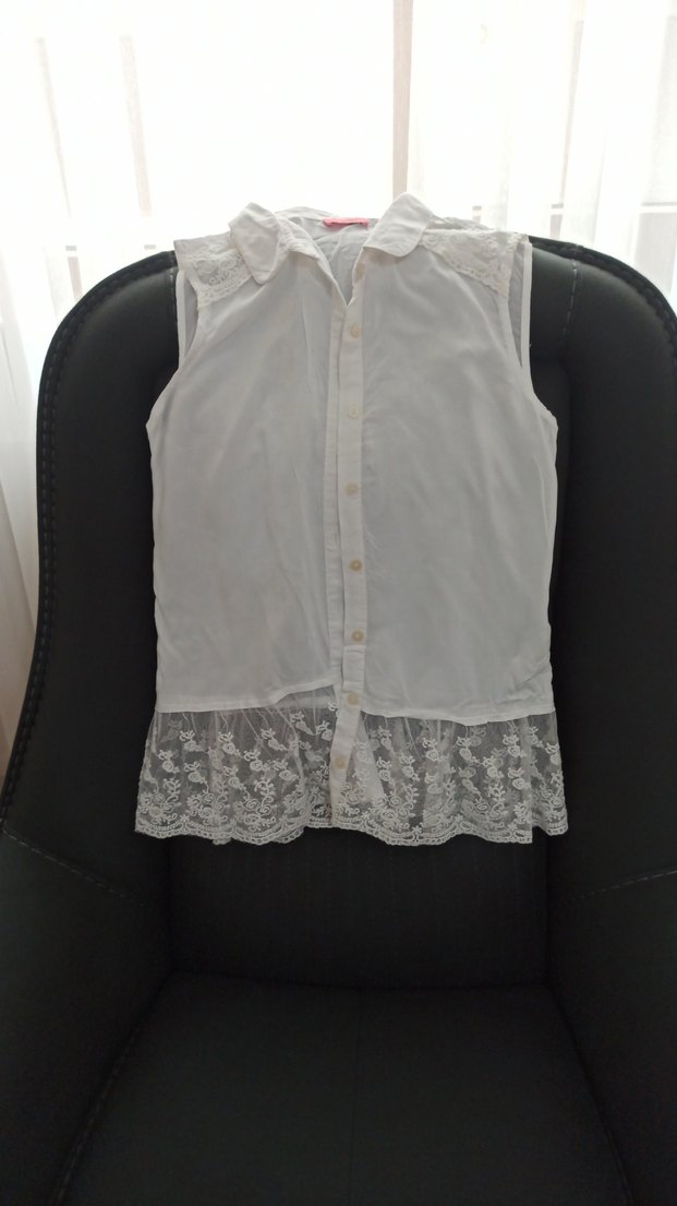 Düğmeli, Dantel Detaylı Beyaz Kolsuz çocuk Gömlek - Görsel 2