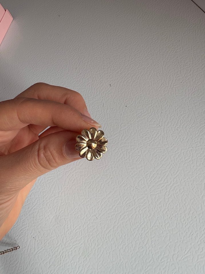 Altın Renk Mini Çiçekli Düğme Küpeler - Görsel 3