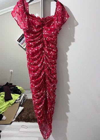 Kırmızı Çiçek Desenli Uzun Drapeli Kadın Elbise - Görsel 3