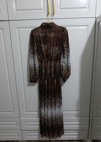 Kahverengi Yılan Desenli Uzun Pliseli Elbise - Görsel 2