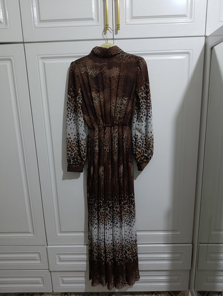 Kahverengi Yılan Desenli Uzun Pliseli Elbise - Görsel 2