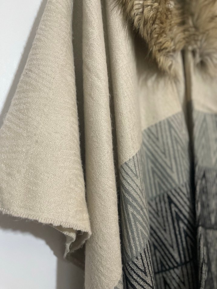 Kürk Detaylı Uzun Gri Bohem Kadın Panço - Görsel 3