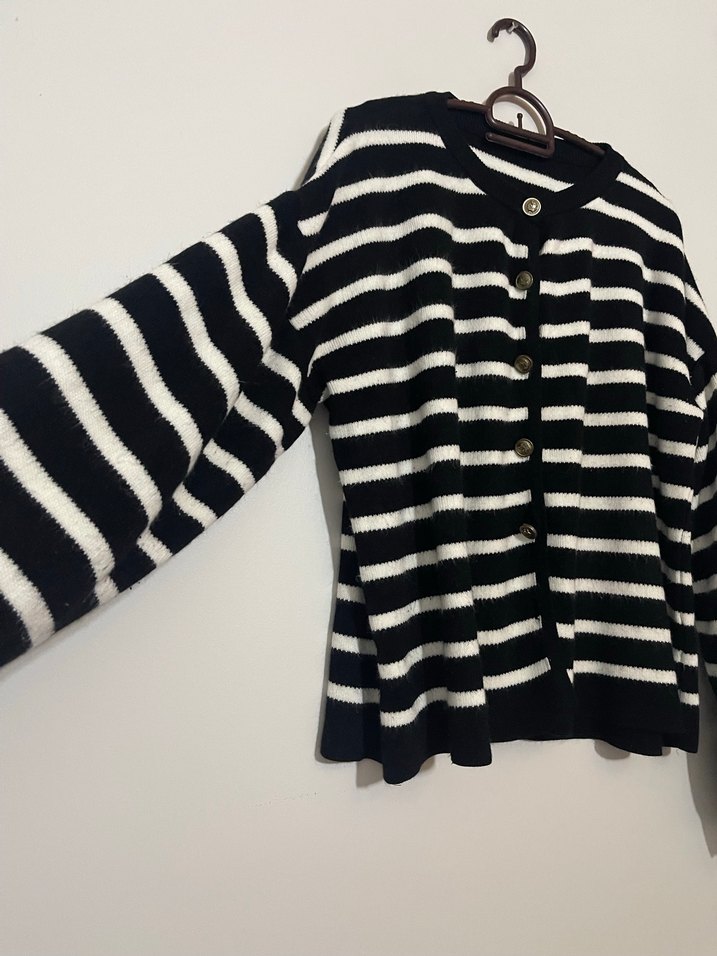 Kadın Siyah Beyaz Çizgili Triko Hırka - Görsel 3