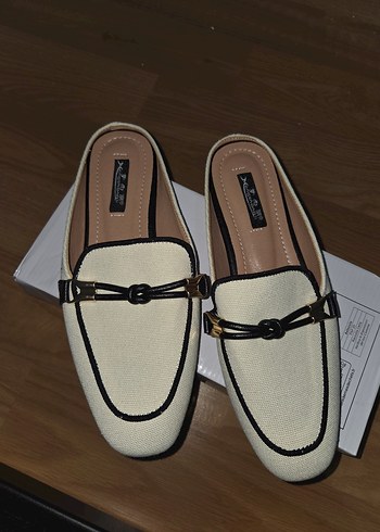 Tokalı Beyaz Minimalist Kadın Terlik - Görsel 3