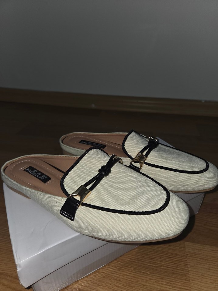 Tokalı Beyaz Minimalist Kadın Terlik - Görsel 2