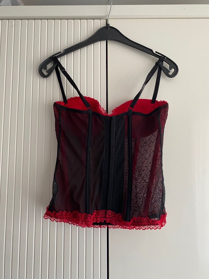Kırmızı Dantel Detaylı Gotik Büstiyer - Görsel 2