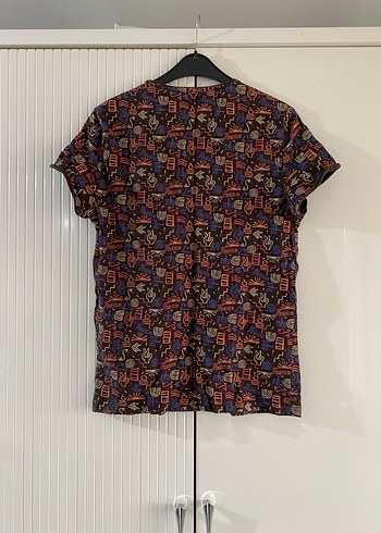 V Yaka Desenli Rahat Kadın Tişört - Görsel 3