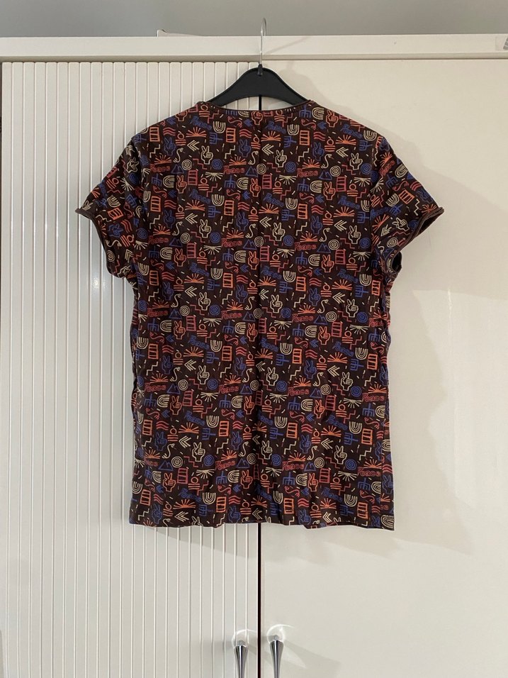 V Yaka Desenli Rahat Kadın Tişört - Görsel 3