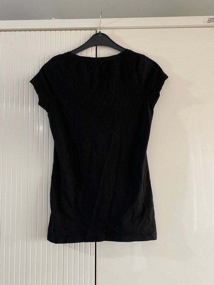 Siyah V Yaka Kısa Kollu Keten Tişört - Görsel 3