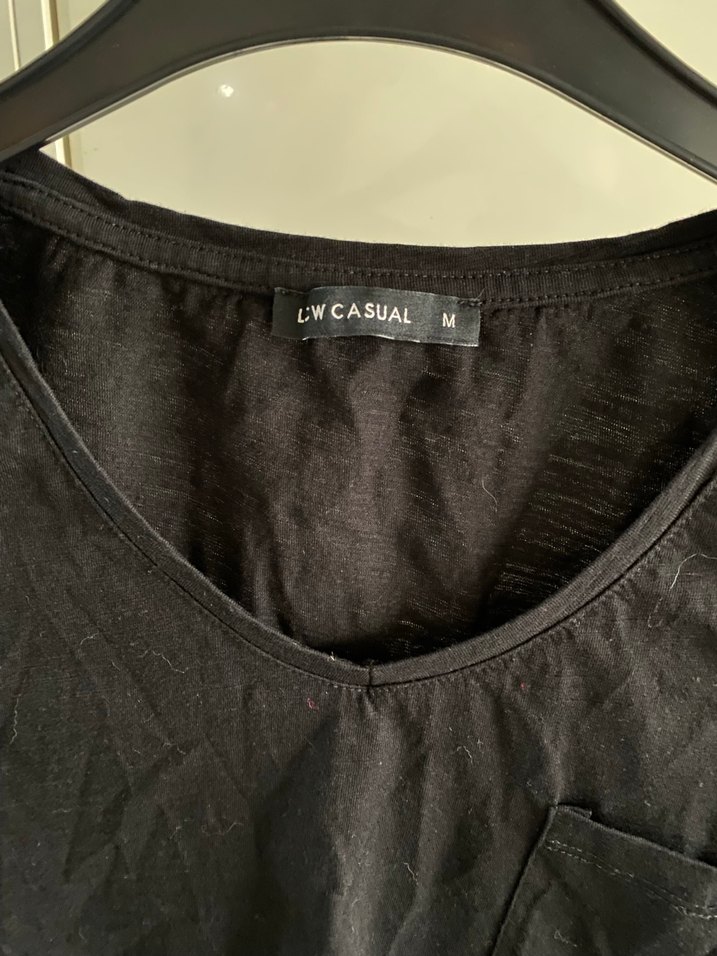 Siyah V Yaka Kısa Kollu Keten Tişört - Görsel 4