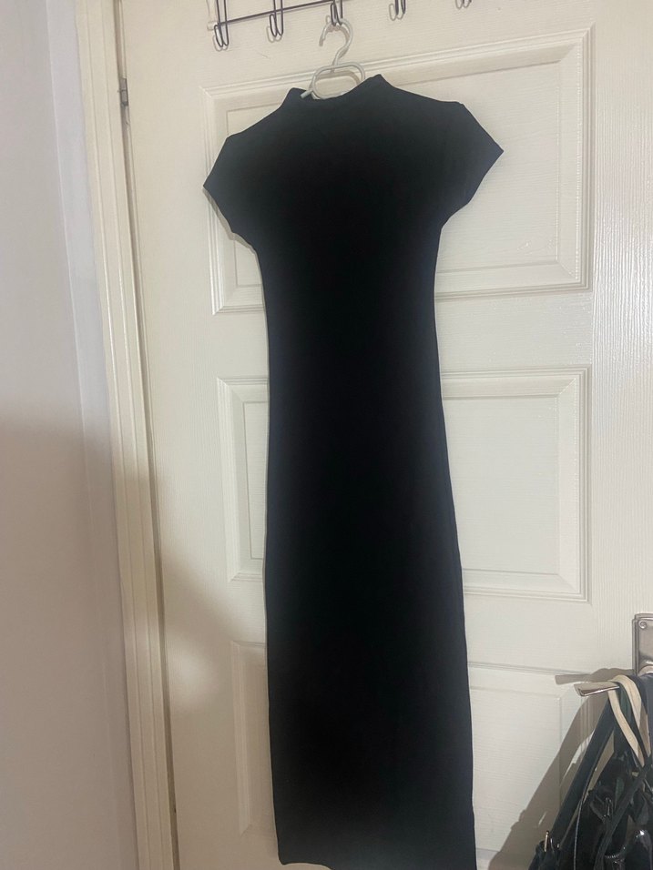 Siyah Yüksek Yakalı Uzun Kadın Elbise - Görsel 4