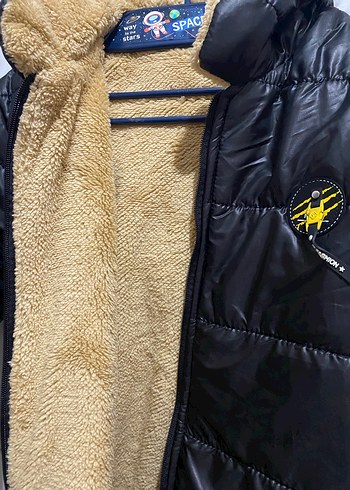 Erkek Çocuk Siyah Kapüşonlu Kürklü Mont - Görsel 3