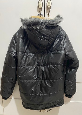 Erkek Çocuk Siyah Kapüşonlu Kürklü Mont - Görsel 4