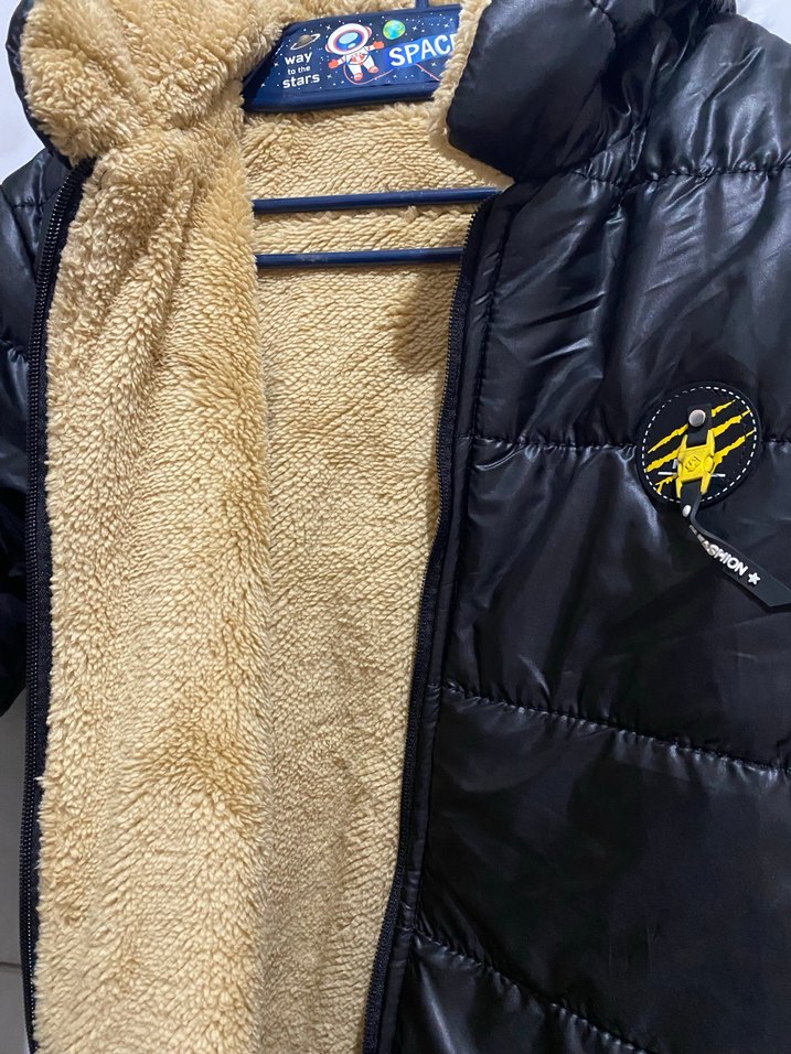 Erkek Çocuk Siyah Kapüşonlu Kürklü Mont - Görsel 3