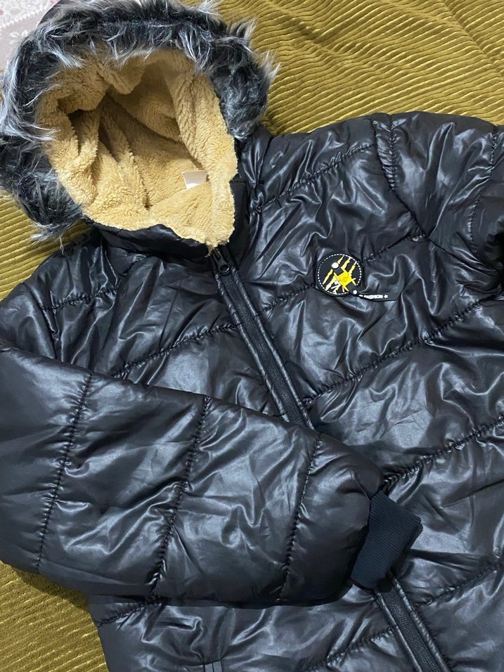 Erkek Çocuk Siyah Kapüşonlu Kürklü Mont - Görsel 2