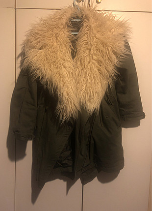 Yakası beyaz kürklü parka