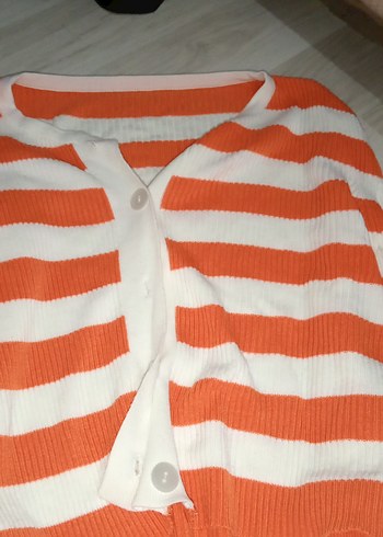 Renkli Çizgili Düğmeli Kıyafet - Görsel 3