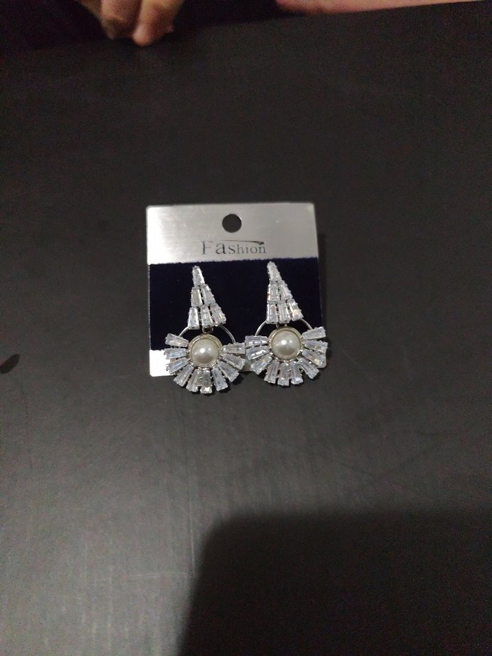 Klasik İnci Detaylı Parlak Çelik Mini Küpeler - Görsel 2