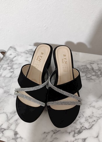 Siyah Parlak Yılan Desenli Dolgu Topuklu Kadın Ayakkabı - Görsel 2