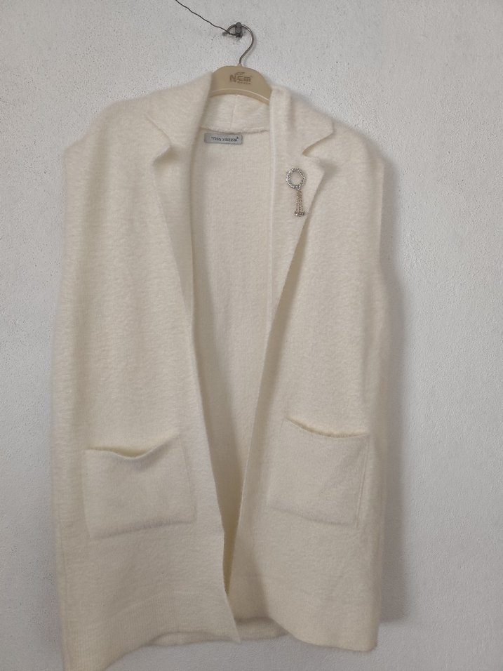 Düğmeli Beyaz Midi Kolsuz Kadın Kaban - Görsel 3