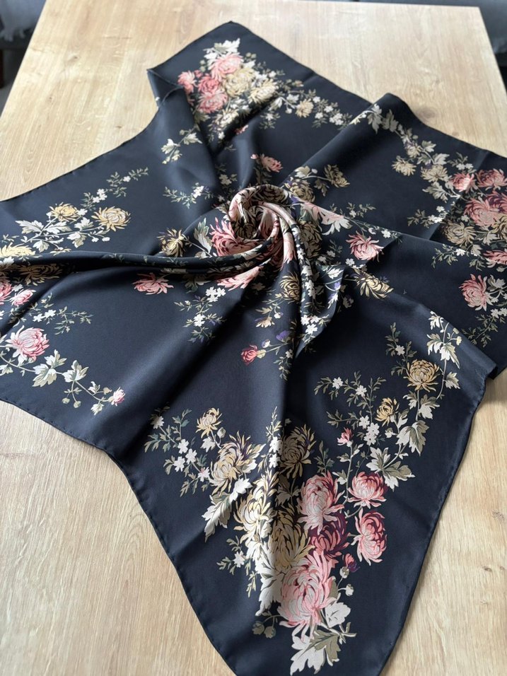 Çiçek Desenli Vintage İpek Eşarp - Görsel 4