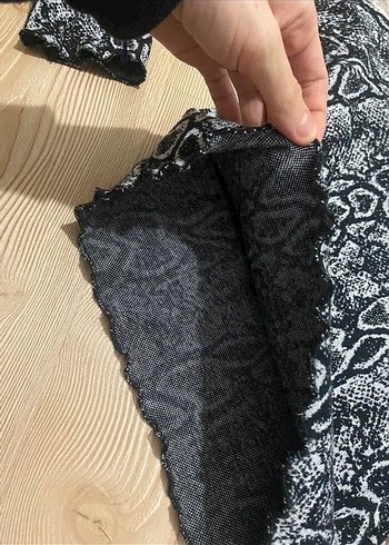 Kadın Siyah Gri Yılan Desenli Triko bluz - Görsel 2