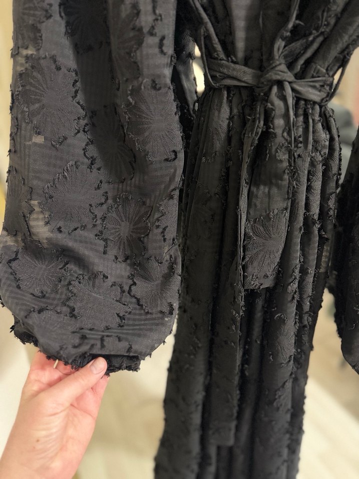 Drapeli Siyah Nakışlı Uzun Kadın Elbise - Görsel 3