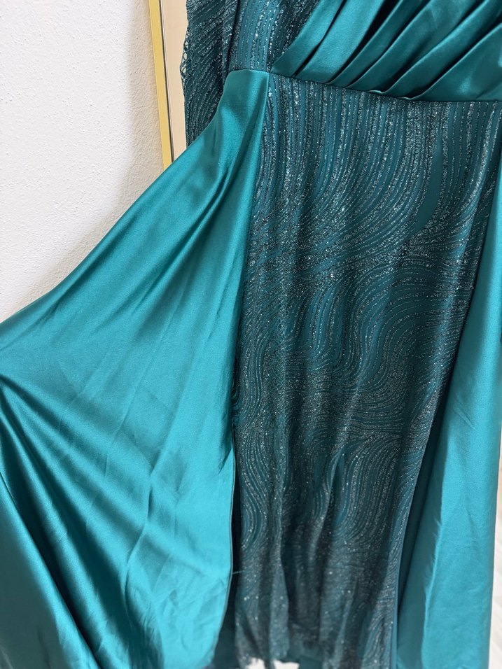 Yeşil İşlemeli Uzun Kollu Abiye Elbise - Görsel 3