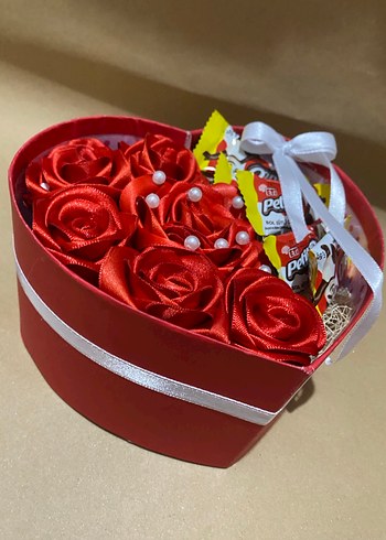 Kırmızı Kalp Kutuda Saten Gül ve Çikolata - Görsel 2