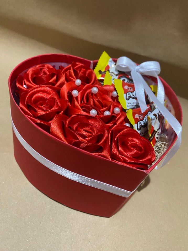 Kırmızı Kalp Kutuda Saten Gül ve Çikolata - Görsel 2
