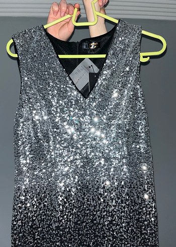 Gri Mini V Yaka Zincir Detaylı Kadın Elbise - Görsel 2