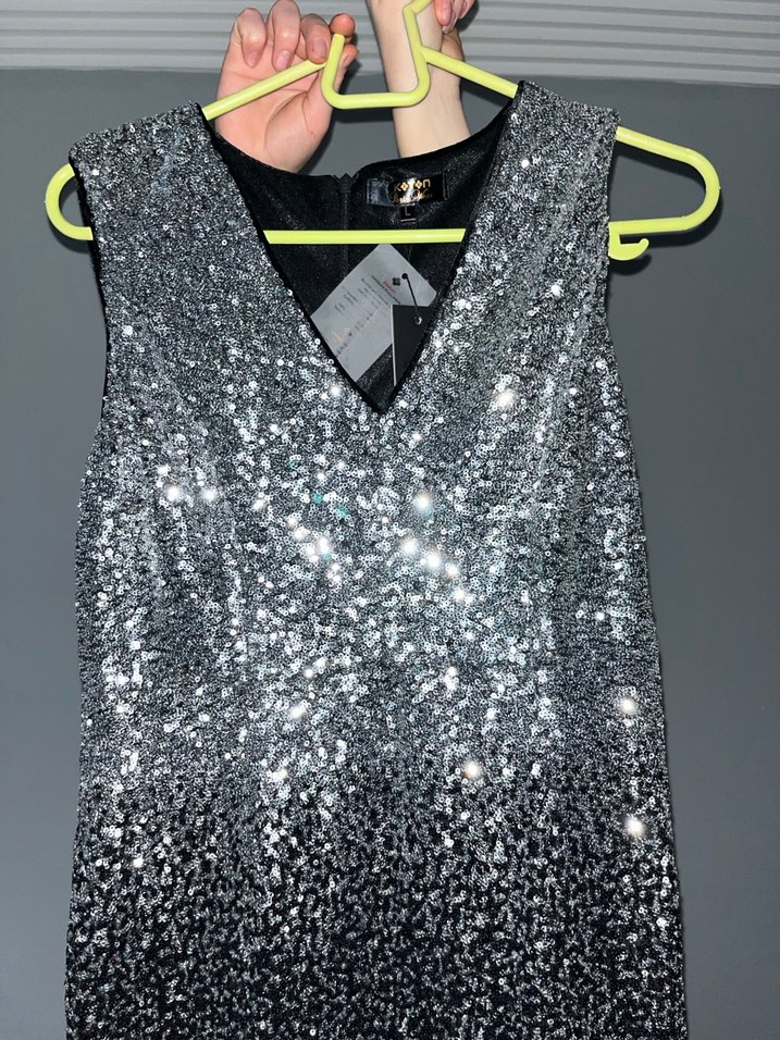 Gri Mini V Yaka Zincir Detaylı Kadın Elbise - Görsel 2