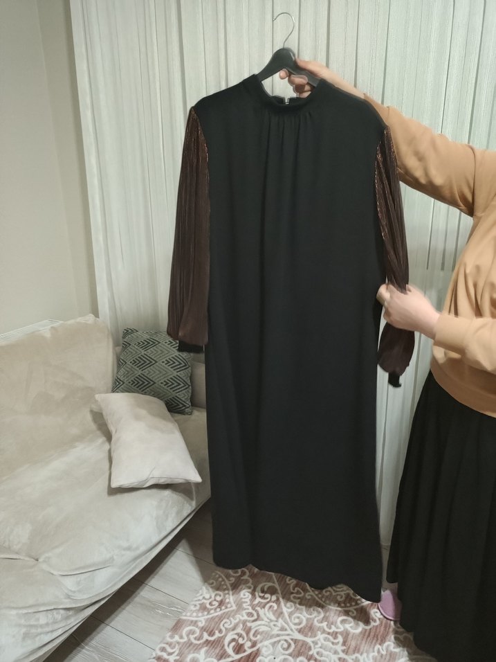 Uzun, Yüksek Yakalı, Kahverengi Kollu Elbise - Görsel 3