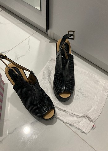 Siyah Yılan Desenli Tokalı Platform Topuklu - Görsel 2