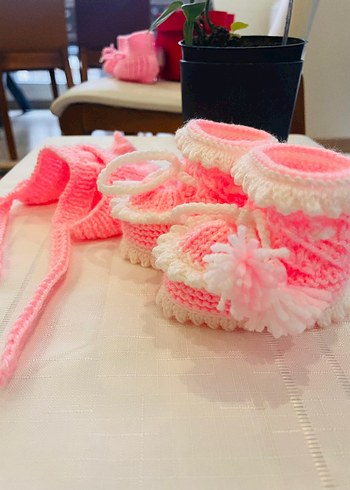 Nakışlı Örgü Bebek Patik ve Şapka - Görsel 5