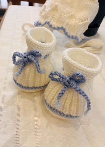 Nakışlı Örgü Bebek Patik ve Şapka - Görsel 2