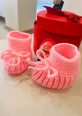 Nakışlı Örgü Bebek Patik ve Şapka - Görsel 4