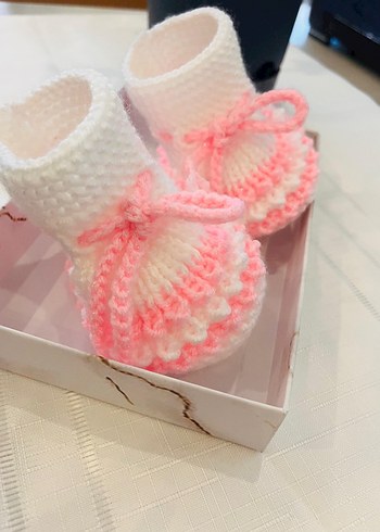 Nakışlı Örgü Bebek Patik ve Şapka - Görsel 3