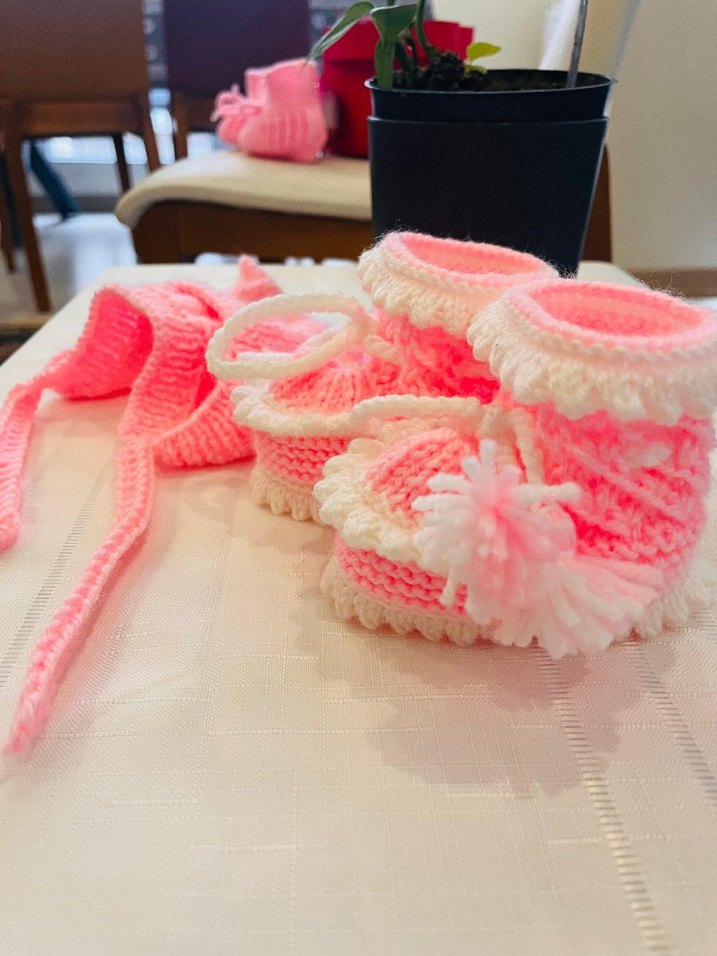 Nakışlı Örgü Bebek Patik ve Şapka - Görsel 5