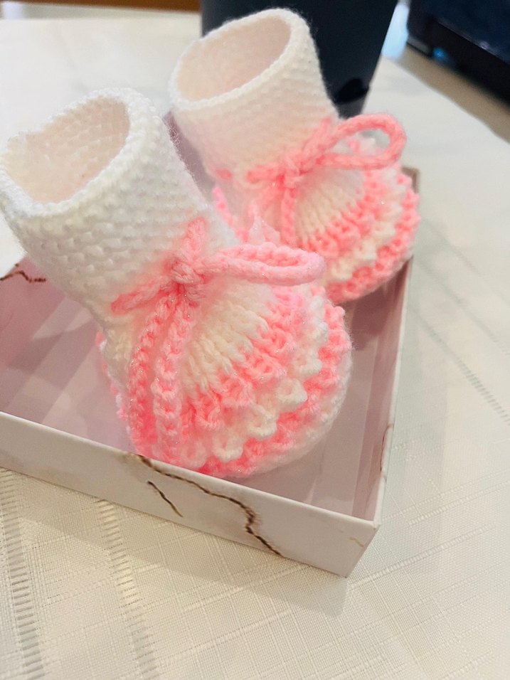Nakışlı Örgü Bebek Patik ve Şapka - Görsel 3
