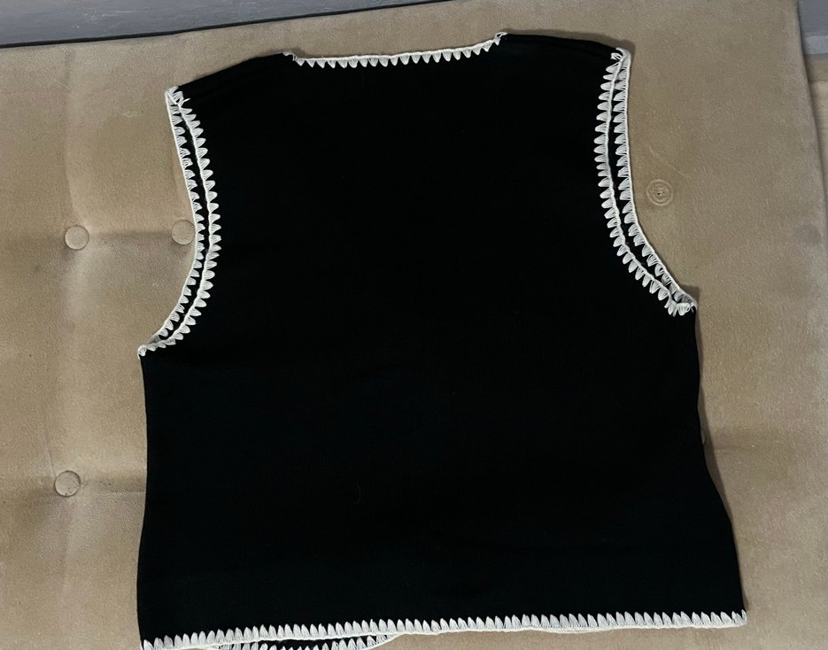 Düğmeli Siyah V Yaka Nakışlı Kadın Yelek - Görsel 2