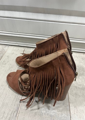 Püsküllü Kahverengi Süet Topuklu - Görsel 2