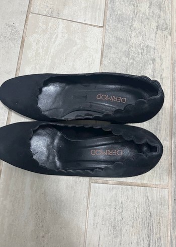 Siyah Kenarları Şekilli Topuklu Ayakkabı - Görsel 3