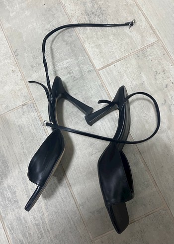 Siyah Bilekten Bağlamalı Topuklu - Görsel 2