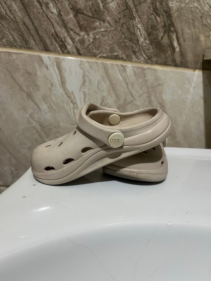 Kız Çocuk Beyaz Tokalı Kauçuk Terlik - Görsel 2